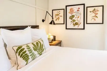 Downtown Luxury Farmhouse Apartment #2，位于西邓迪的酒店