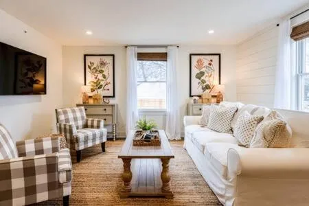 Downtown Luxury Farmhouse Apartment #4，位于西邓迪的酒店