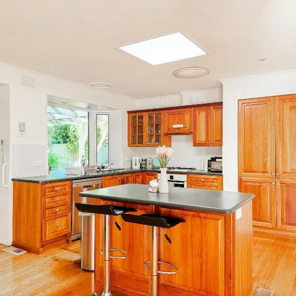 Serene 4Bed2Bath House w Parking Near Mornington Peninsula，位于弗兰克斯顿的酒店