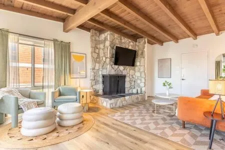 Steps to Beach Manhattan Beach 2 Bedroom Parking，位于曼哈顿海滩的酒店