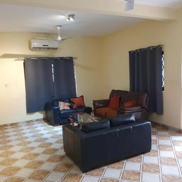 FABULOUS APARTMENT, 2 master ensuite bedrooms, 3 toilets, 3 baths, hot water, air conditioned, separate fitted kitchen, separate living room, large compound, 24hr security, electric fenced wall, restaurant, bar, WIFI, about 20 minutes from the airport，位于Oshiyie的酒店