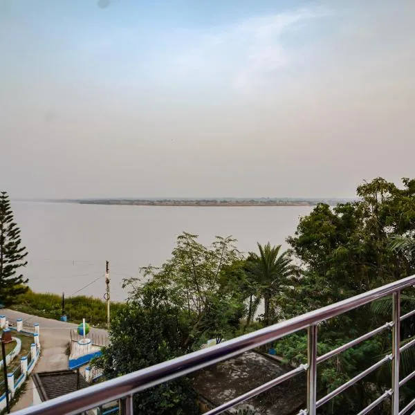 River Leaf Inn Taki !! Luxurious Rooms With River Facing Private Balconies !!，位于Hāsnābād的酒店