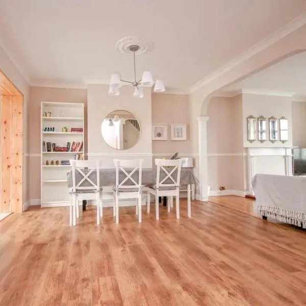 Beautiful Bright Three Bedroom House in Brighton and Hove with free parking，位于波茨莱德的酒店