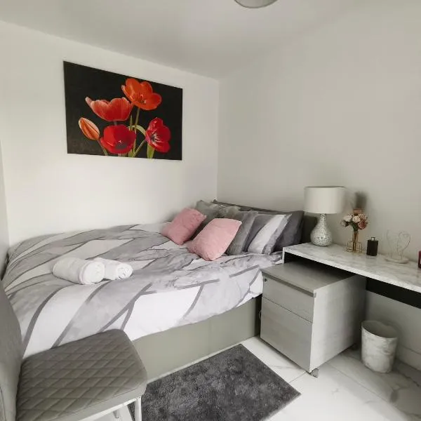 Shared House - 10 mins from Piccadilly Station/Man Uni/O2 Apollo，位于斯托克波特的酒店