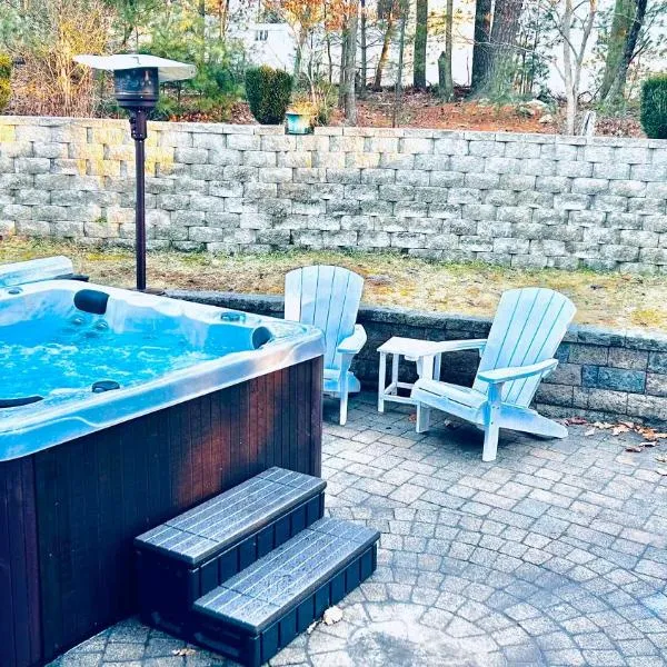 Hot Tub-King Suite-Pet Friendly-Fenced Yard-Fire Pit-500Mbps-Fireplace，位于Henryville的酒店