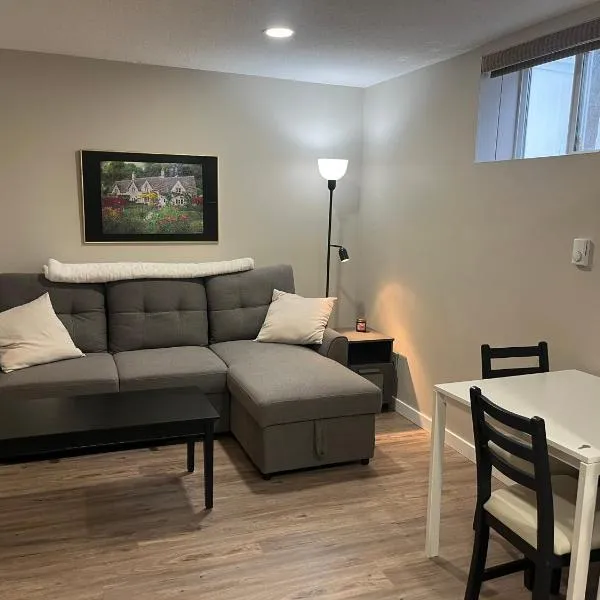 Entire Basement Guest Suite In Cranbrook，位于克兰布鲁克的酒店