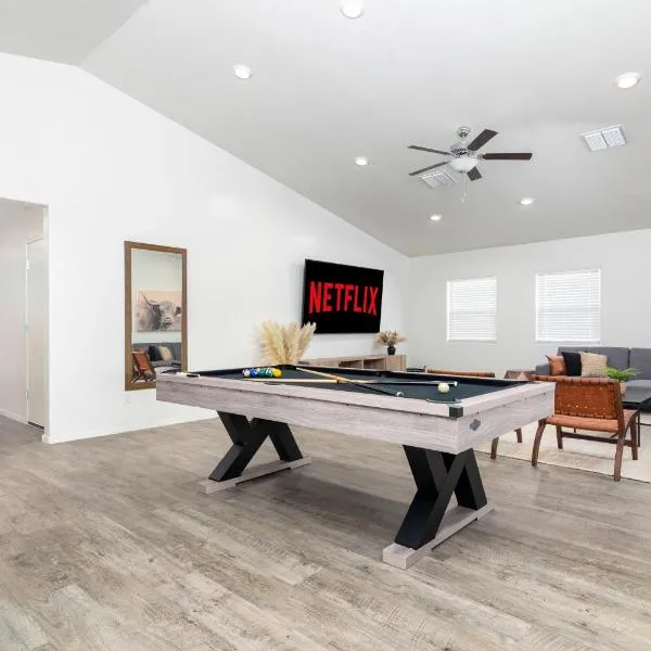 Spacious Family Oasis ~ PoolTable ~ Backyard ~ Pkg，位于卡萨格兰德的酒店
