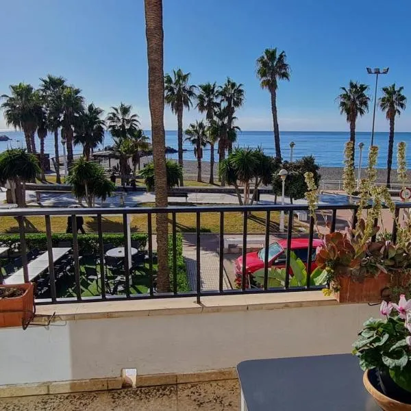 Beach panorama Caleta，位于卡莱塔德贝莱斯的酒店