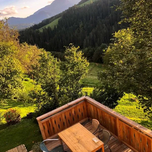 Quiet apartment with a terrace on Organic farm，位于Prevalje的酒店