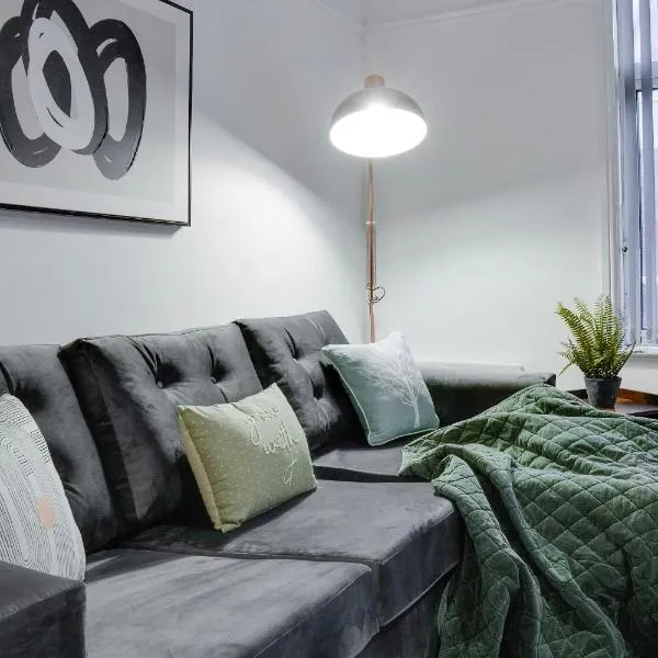 Stylish 2 bedroom flat - 15 minutes to Liverpool City Centre，位于伯肯黑德的酒店