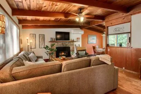 Orange Door Electric Fireplace bbq，位于奥克赫斯特的酒店