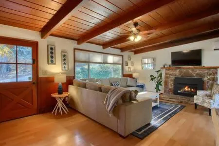Blue Door Cottage 12 miles to Yosemite Bbq，位于奥克赫斯特的酒店