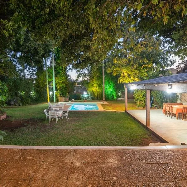 chalet con parque quincho y pileta，位于波萨达斯的酒店