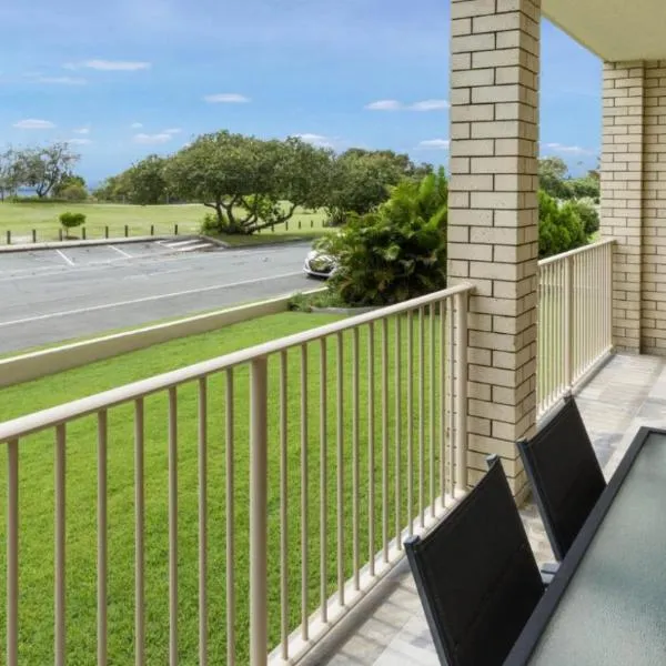 Walk to Surf Beach - Ground floor apartment - Bribie Horizons Boyd St, Woorim，位于Woorim的酒店