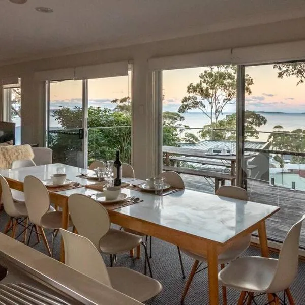 Expansive Bay Views, Light & Airy House, Wood Fire，位于海姆斯海滩的酒店