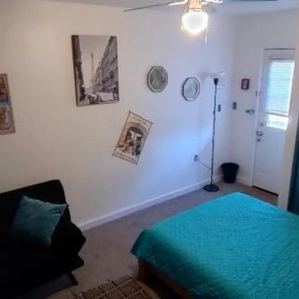 Private Guest Cozy Room w/Full Bathroom，位于伊莎贝拉湖的酒店