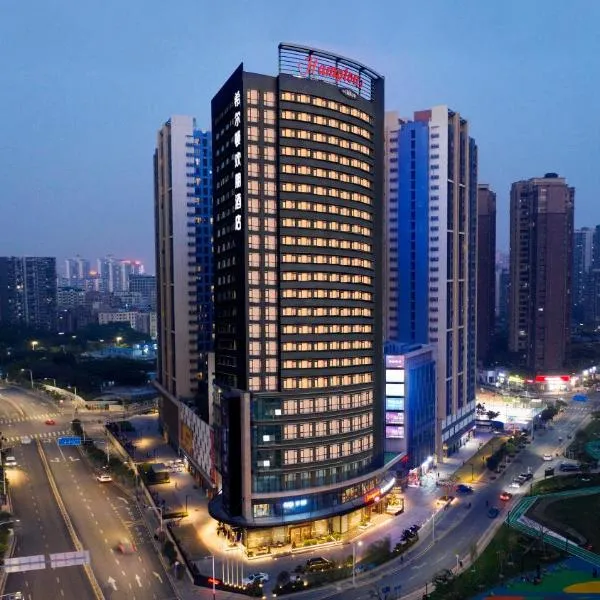 深圳北站希尔顿欢朋酒店，位于龙华的酒店