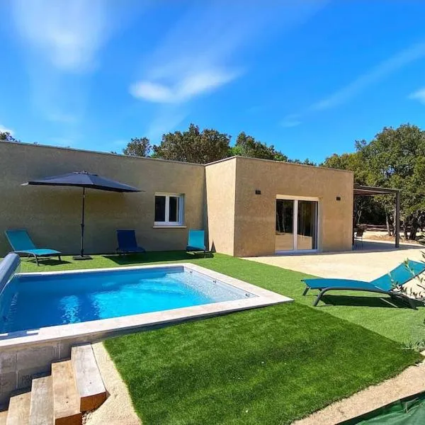 Villa 120m2 accès PMR piscine chauffée et jacuzzi，位于Orgnac-lʼAven的酒店