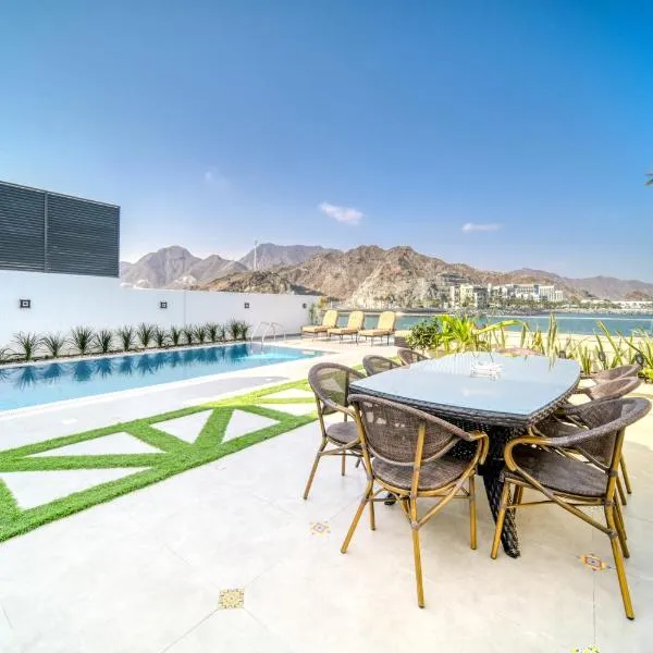 Grand 4BR Villa with Chilled-Heated Pool, Al Dana Island Fujairah by Deluxe Holiday Homes，位于豪尔费坎的酒店