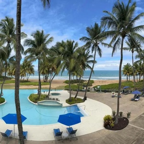 Beachfront Luxury 2 Bedroom at Wyndham Rio Mar, PR，位于卢基约的酒店