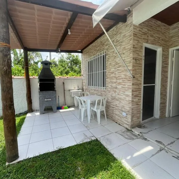 Casa aconchegante a 5min a pé da praia de Boracéia!，位于博拉塞亚的酒店