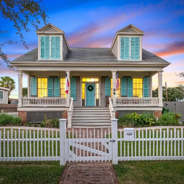 Historic 1871 Coastal Breeze with Heated Pool - Restoring Galveston，位于加尔维斯敦的酒店