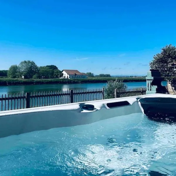 Gîte de charme au bord de la rivière avec spa，位于Port-de-Lanne的酒店