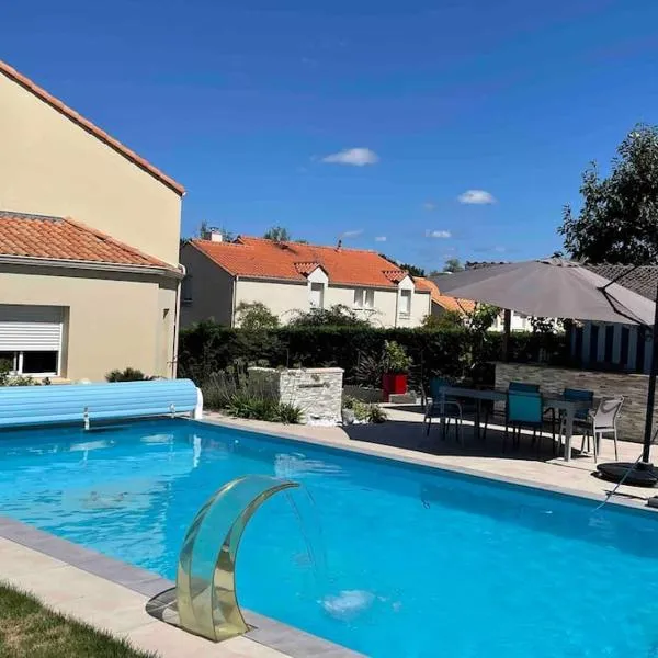 Charmant T1 privé avec vue et accès piscine，位于Saint-Mars-du-Désert的酒店