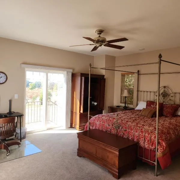 Master Suite Fraser Family Vineyard Stay in Amador，位于普里茅斯的酒店