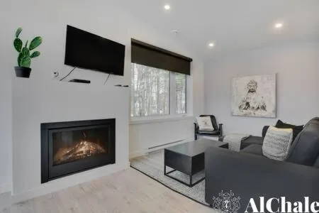 Archibald - Cozy avec spa, sauna, piscine，位于Pont-Rouge的酒店