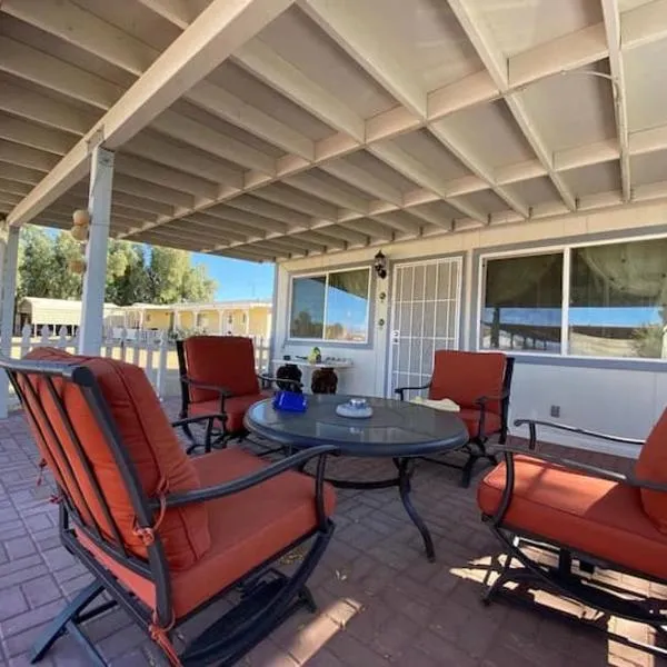 Sun Tiny House B Pahrump，位于帕伦普的酒店