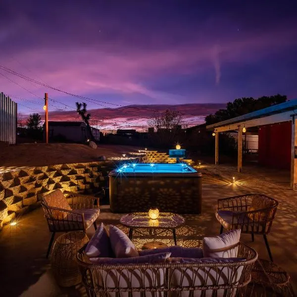 Luxury Joshua Tree Retreat w/ Hot Tub, BBQ & Games，位于约书亚树的酒店