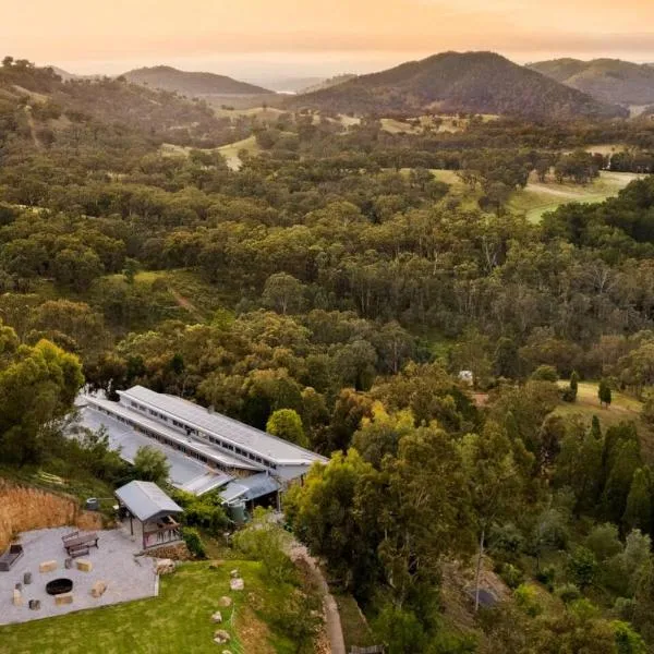 The Riverstone Luxury Eco Home in the Hills，位于马奇的酒店