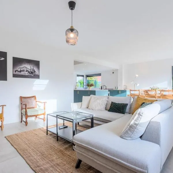 Beautiful 4 bedroom house with parking and garden，位于瓦斯凯勒的酒店