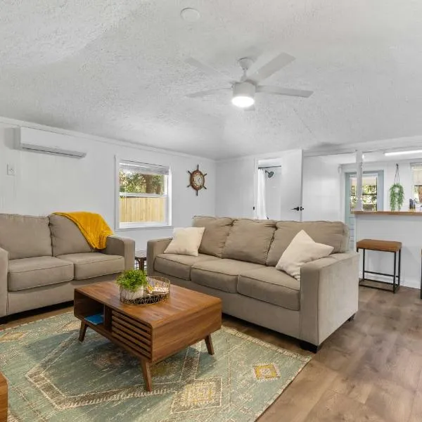 4 Mi to Dtwn Jensen Beach Cottage，位于詹森比奇的酒店