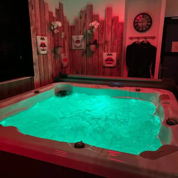 La Maison des Plaisirs Love room，位于Champigny-sur-Yonne的酒店