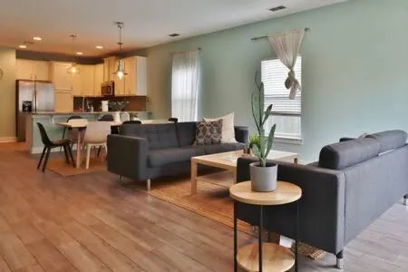 Spacious 4 BR Beach Retreat - Blocks From Beach，位于杰克逊维尔海滩的酒店