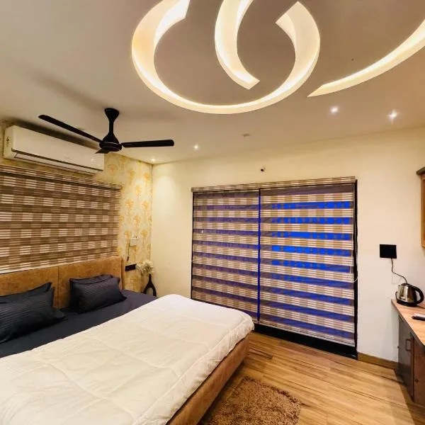 Home Escape Luxe 2BHK Penthouse Near LIG Square，位于印多尔的酒店