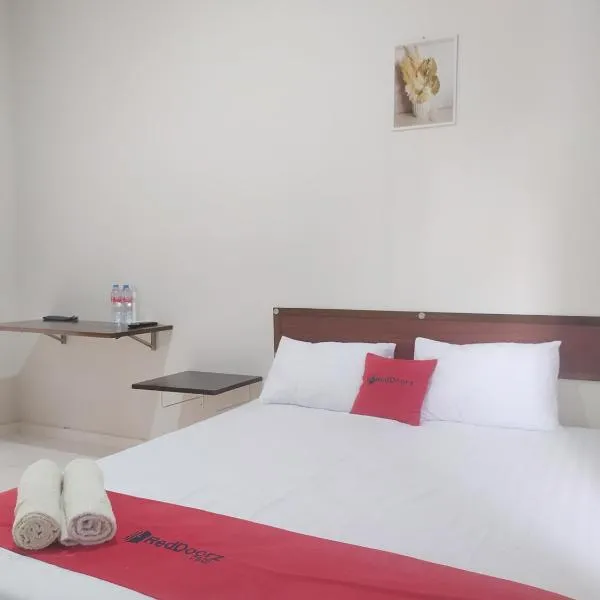 RedDoorz Syariah Near Stasiun Purwokerto，位于普禾加多的酒店