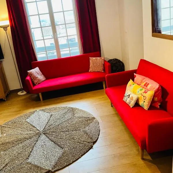 No 14 , 15 meters plein centre Mirepoix apartment Très Calme Netflix ,Terrace Sleeps 4 70 m2，位于米雷普瓦的酒店