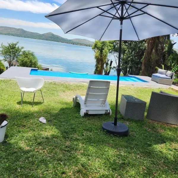Le Bamboo Guest House And Boat Cruise，位于哈特比斯普特的酒店