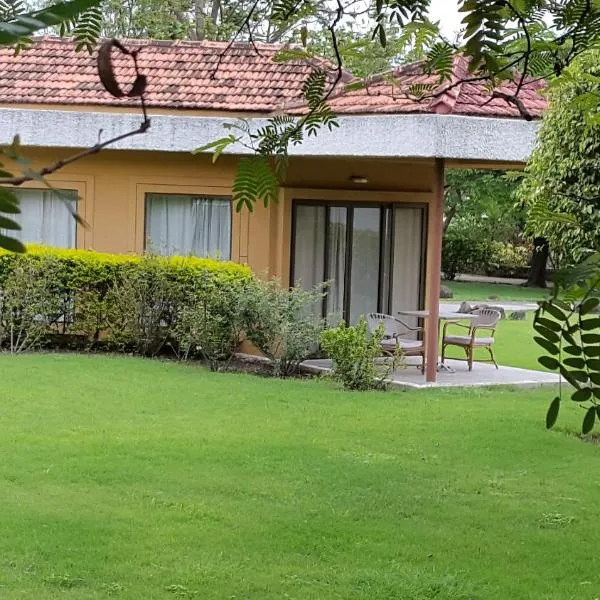 The Meadows Resort and Spa，位于Khuldābād的酒店