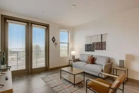 Modern 2BR CozySuites on Town Lake waterfront 13，位于坦培的酒店