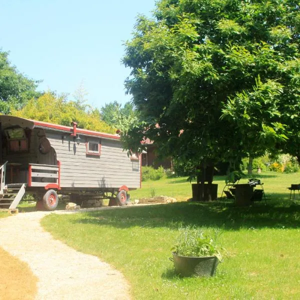 Belle Roulotte unique en pleine campagne Au Jardin de la Vouivre，位于Saint-Étienne-en-Bresse的酒店