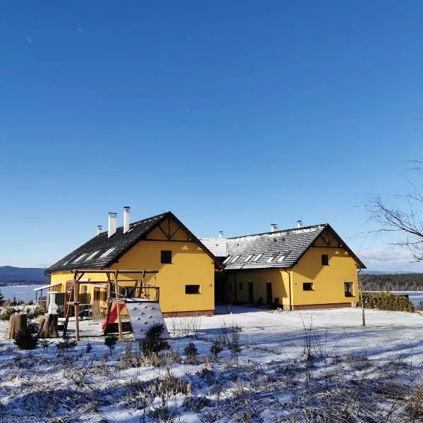 Apartmán s terasou a výhledem na jezero Lipno，位于Kovářov的酒店