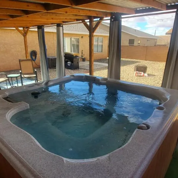 I Deal Lake Powell Home 3BR, Jacuzzi, BBQ, Firepit，位于佩吉的酒店