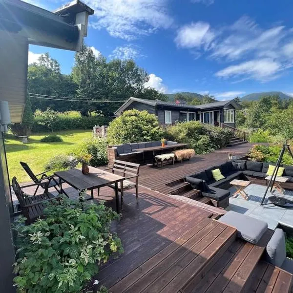 Cabin by the Fjord，位于Øksendalsøra的酒店