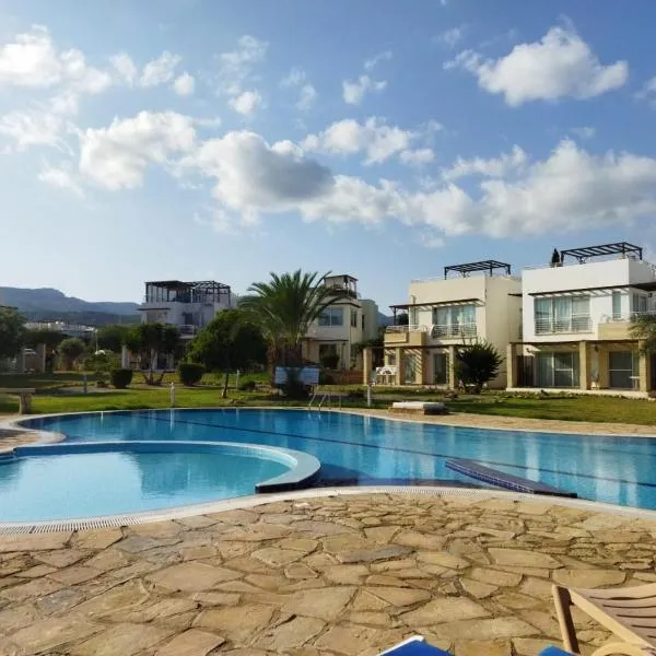 Girne -Esentepe Turtle Bay Village Garden 3 Bedroom Sea Apertment，位于凯里尼亚的酒店