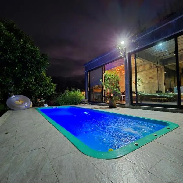 The Box Promkiri (เดอะบ๊อค พรหมคีรี)，位于Ban Pak Ram的酒店