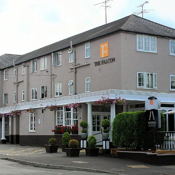 The Falcon Hotel，位于Crondall的酒店